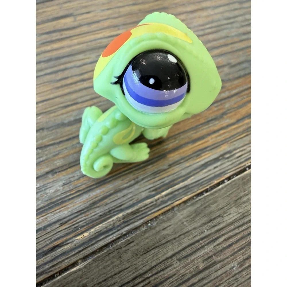 Littlest Pet Shop Authentic # 2399 Green Yellow Striped Chameleon Purple Eyes